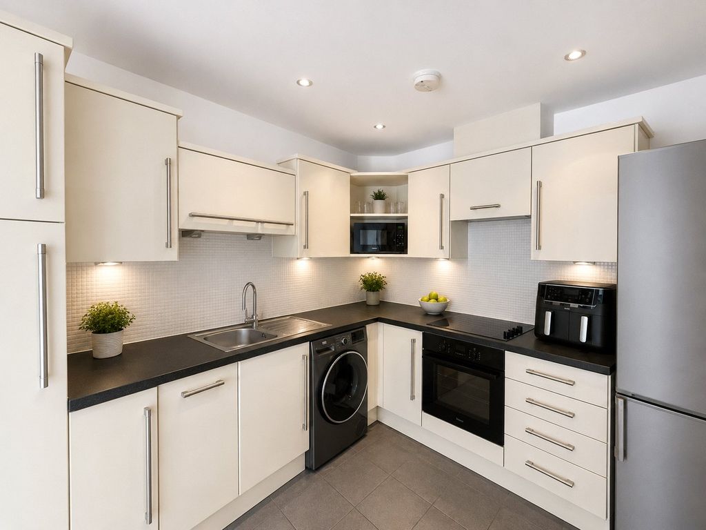 Property photo 3 of 8 Kitchen