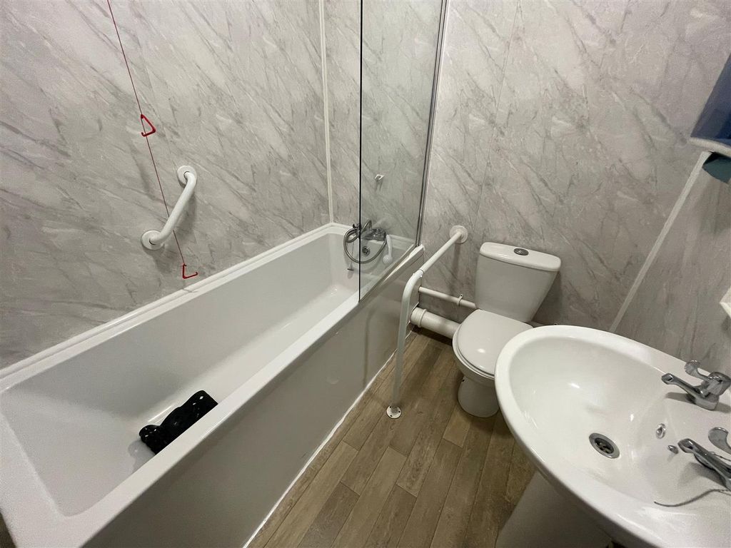 Property photo 3 of 7 Bathroom.Jpg