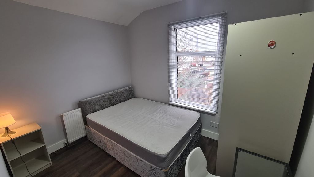 Property photo 3 of 12 Room 5- £700 Available From 24/09/2025