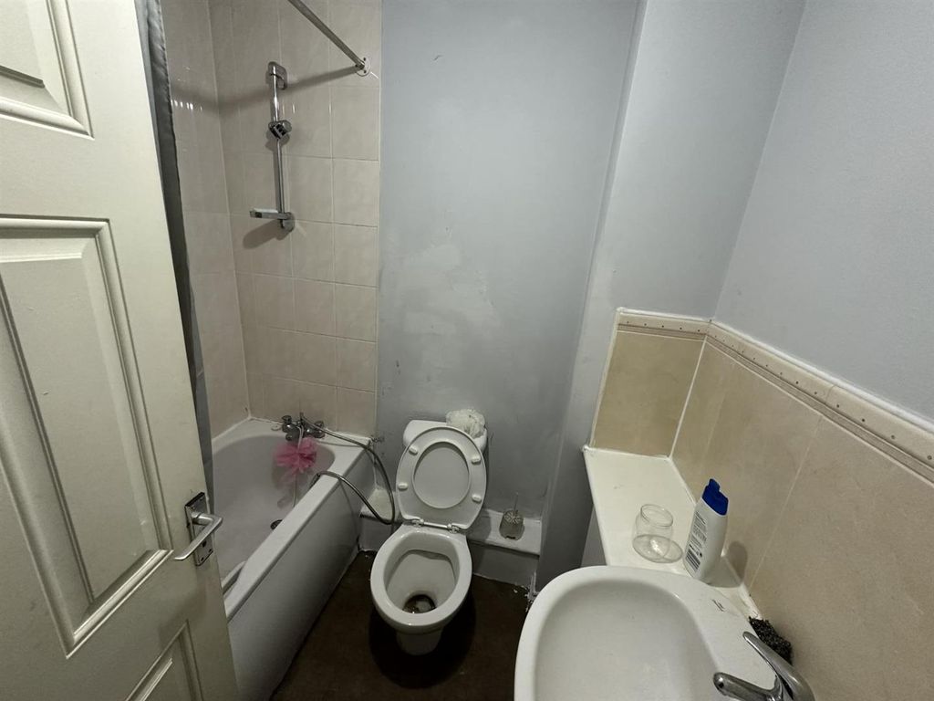 Property photo 3 of 5 Scholars Close