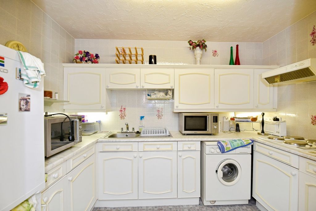 Property photo 3 of 9 Kitchen