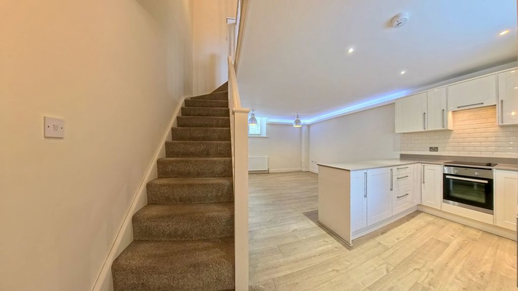 Property photo 3 of 28