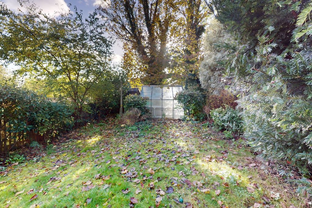 Property photo 3 of 24 25 Leysdown Avenue, Bexleyheath, Da7 6Az