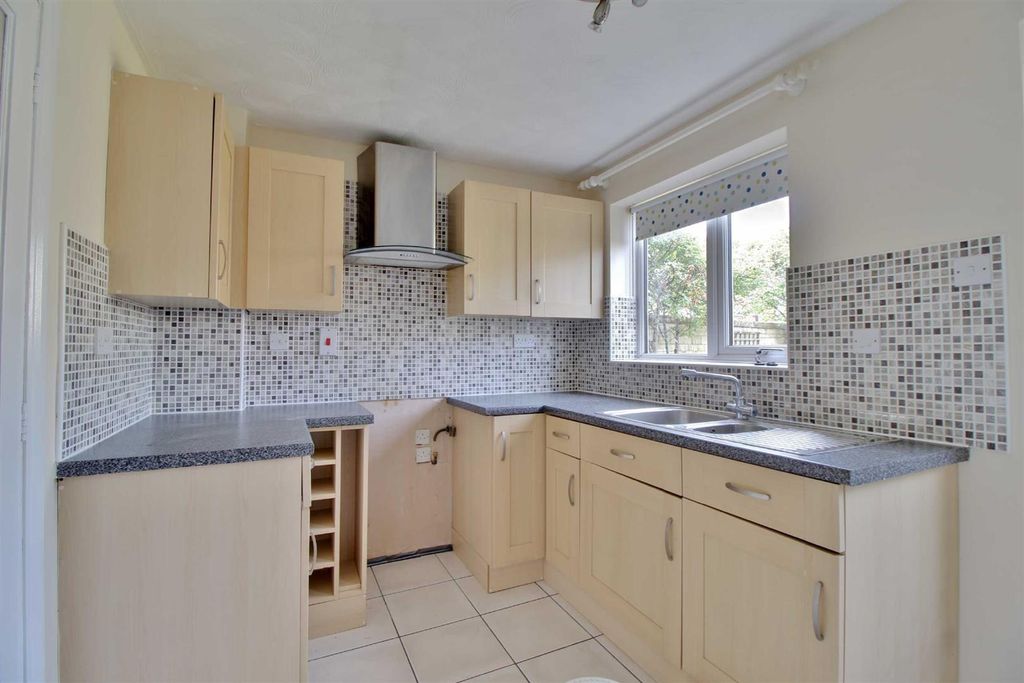 Property photo 3 of 8 Kitchen