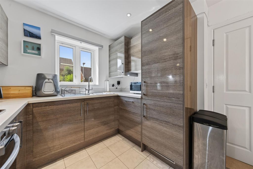 Property photo 3 of 21 Flat2,2Bedgeburyplweb19.Jpg