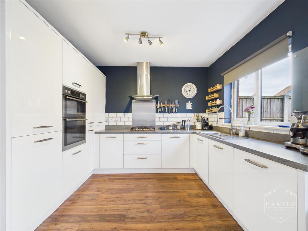 Property photo 3 of 17 Dining Kitchen