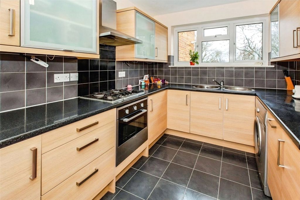 Property photo 2 of 7 Kitchen