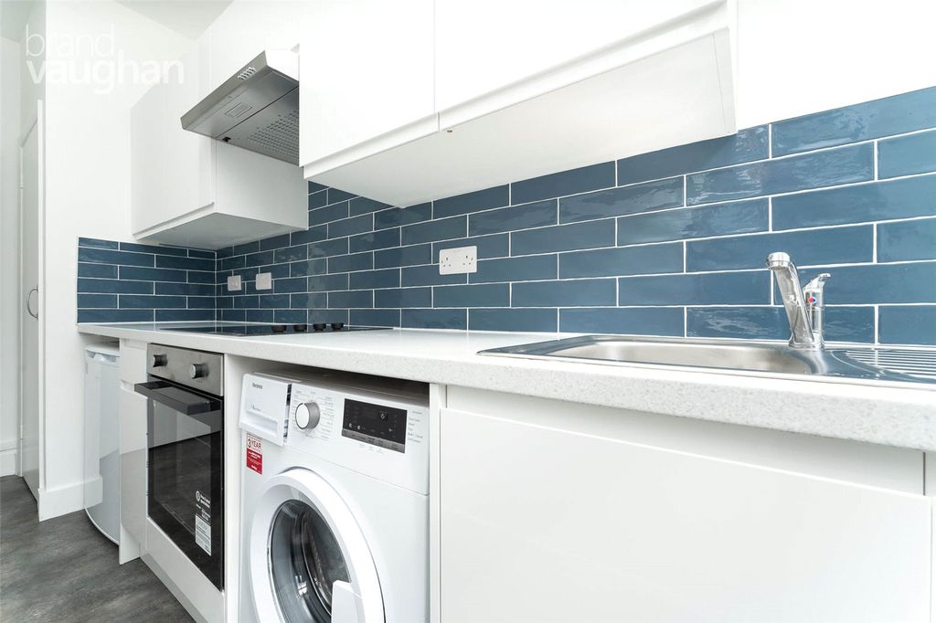 Property photo 3 of 7 Kitchen