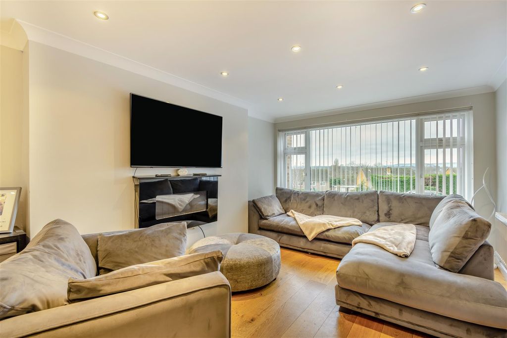 Property photo 3 of 18 8632380-Interior05.Jpg