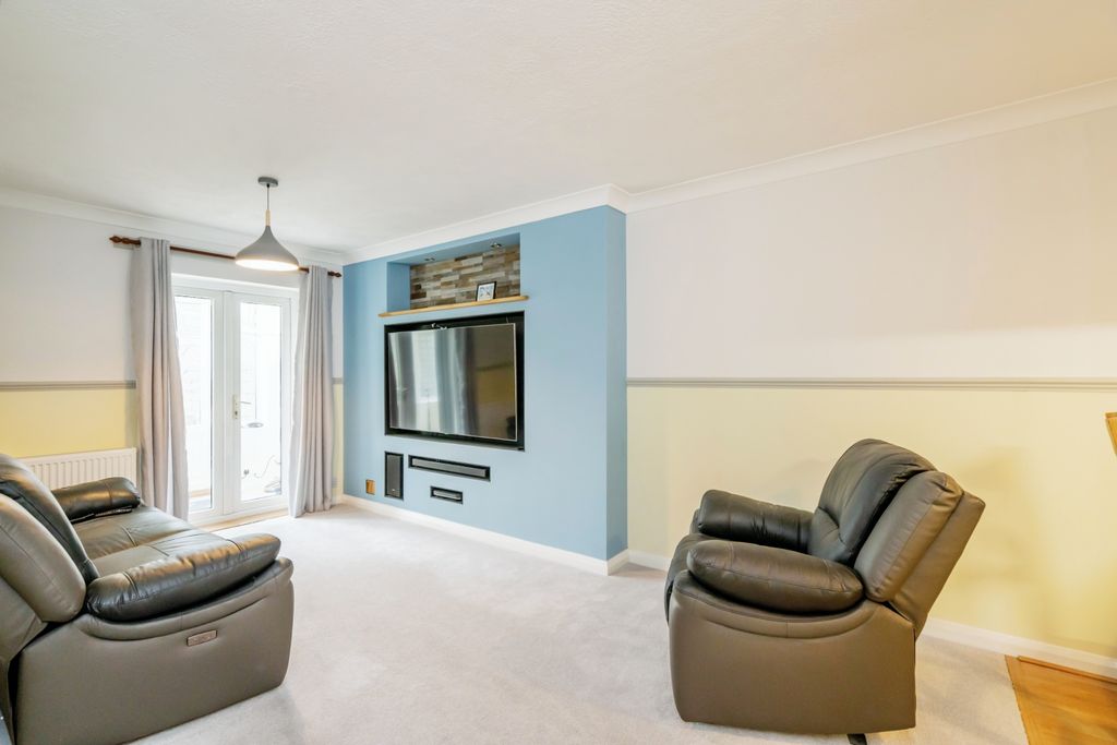 Property photo 3 of 15 Lounge