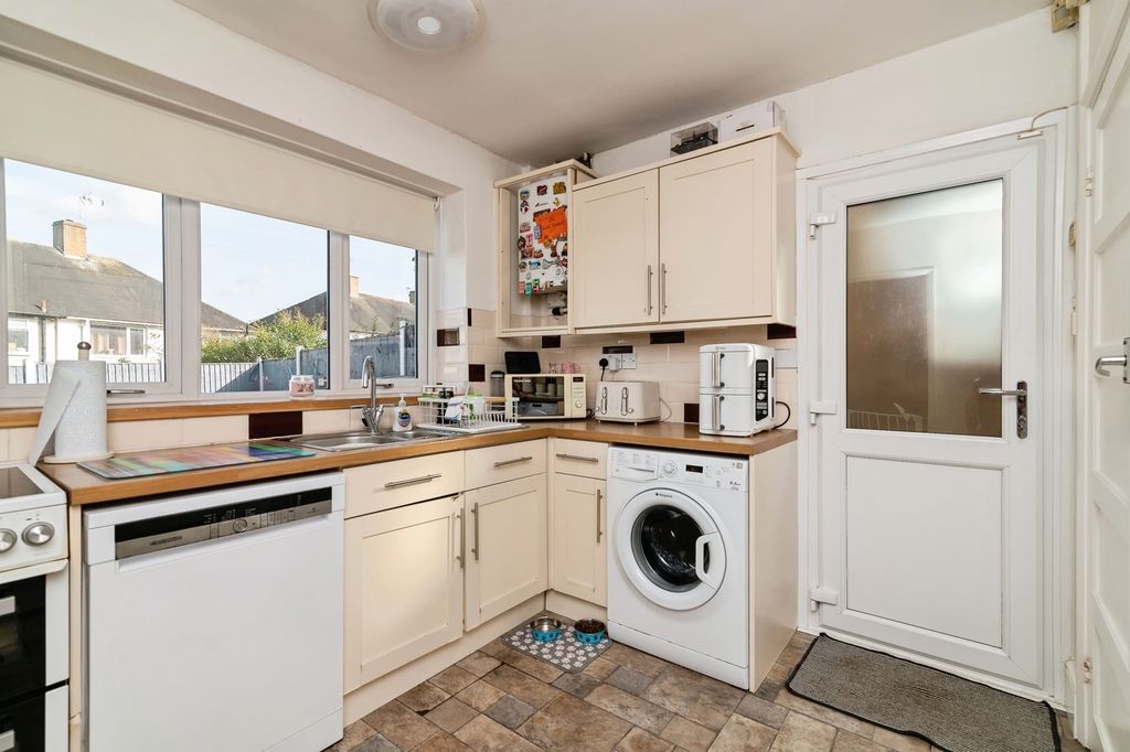 Property photo 2 of 14 Fitted Kitchen