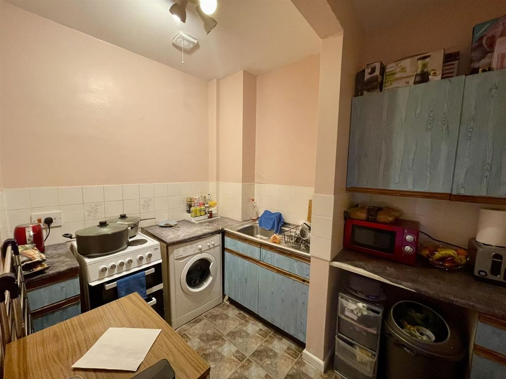 Property photo 3 of 6 Kitchen