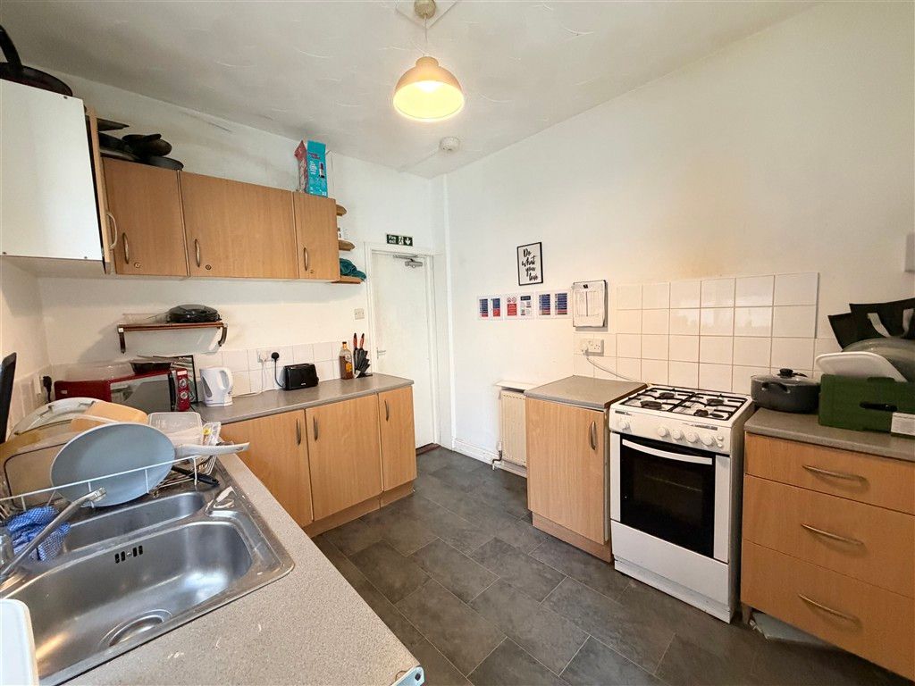 Property photo 2 of 8 Kitchen