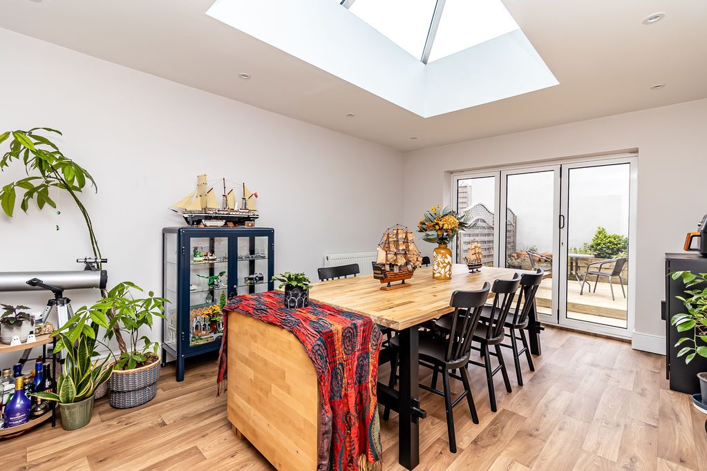 Property photo 3 of 27 .