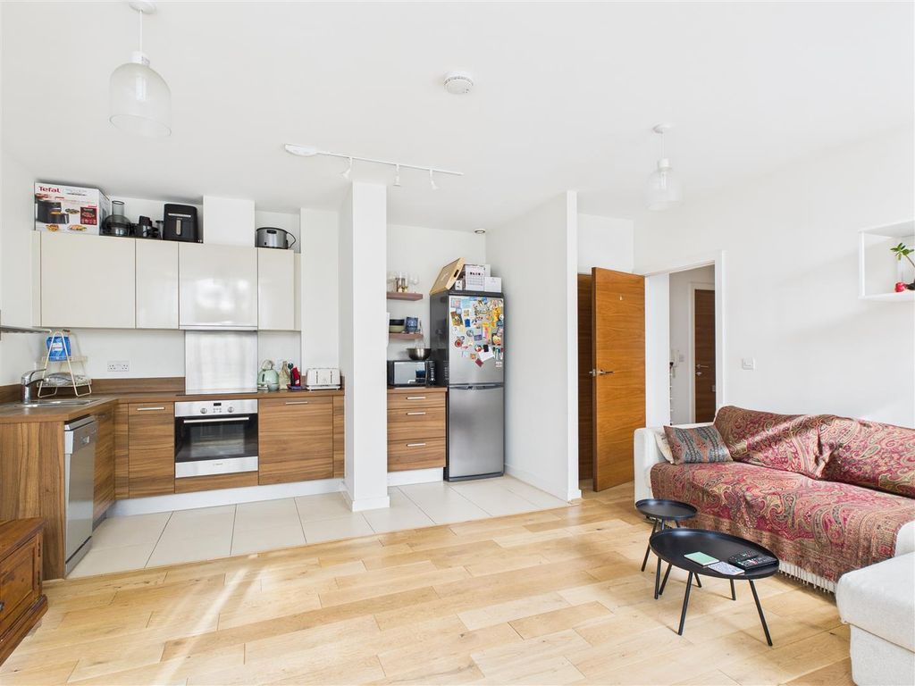 Property photo 3 of 7 Cam04419G0-Pr0037-Still012.Jpg