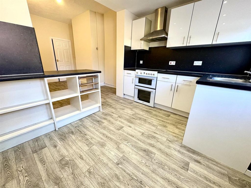 Property photo 3 of 9 Kitchen.Jpg