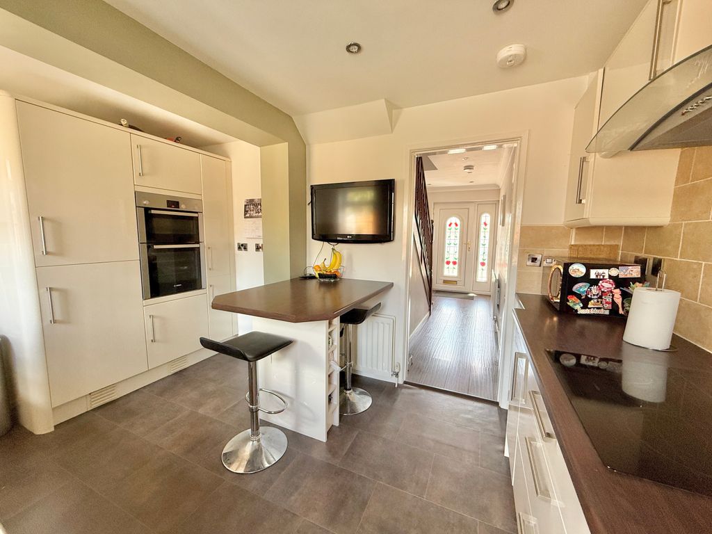 Property photo 3 of 19 Kitchen