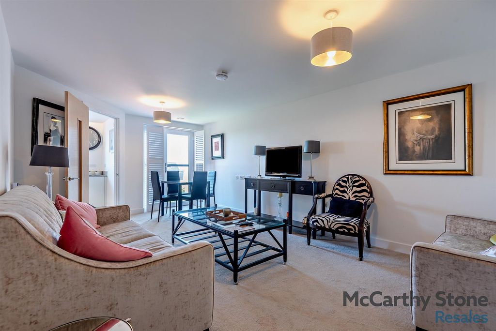 Property photo 3 of 16 8646223-Interior04-800.Jpg