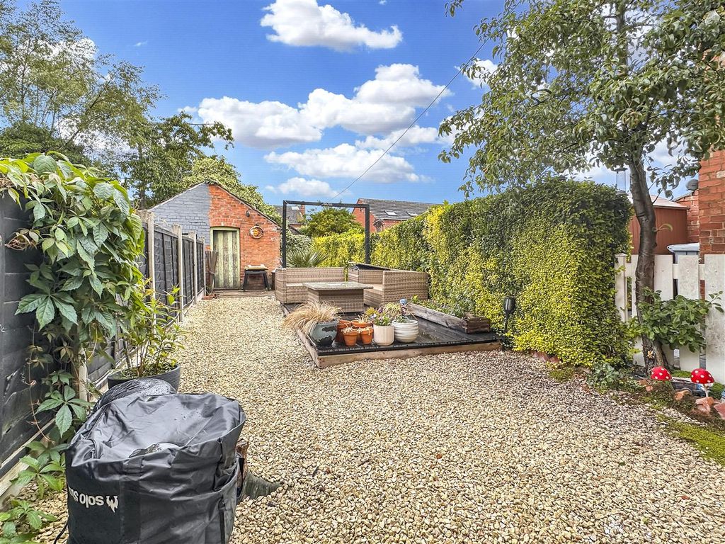 Property photo 3 of 12 Well-Appointed Rear Garden 032
