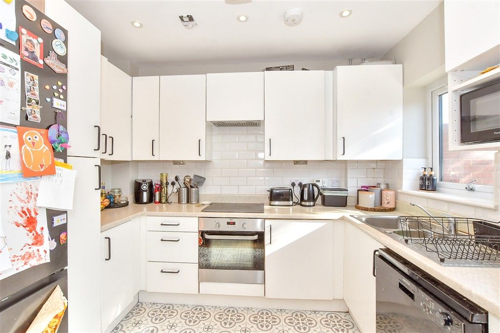 Property photo 3 of 10 Kitchen