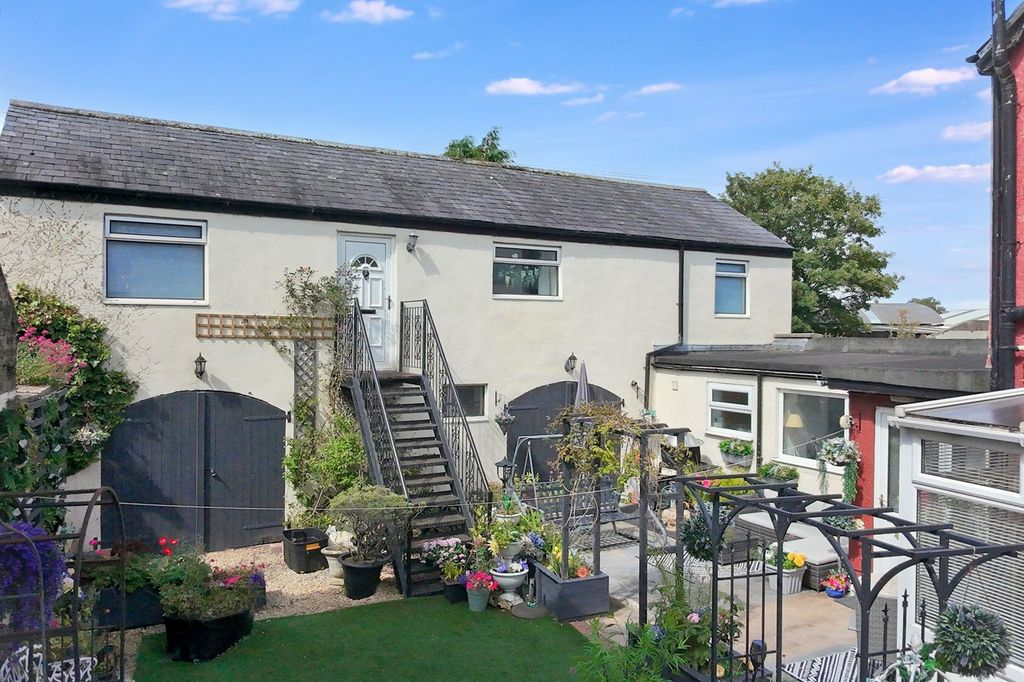 Property photo 2 of 35