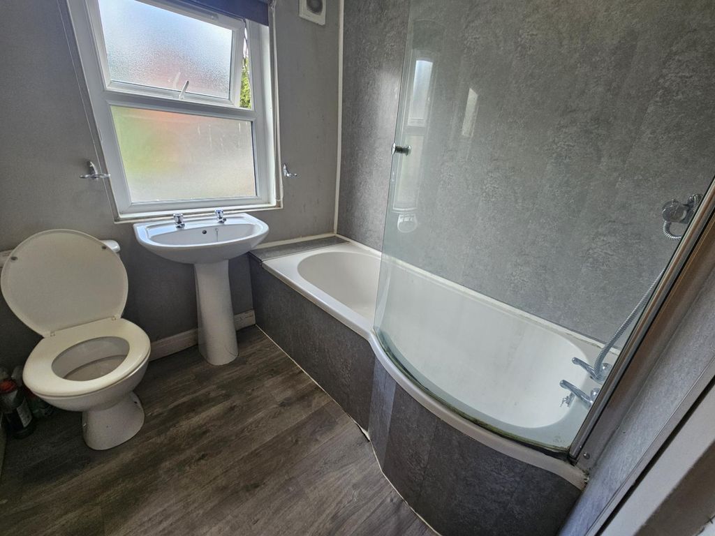 Property photo 2 of 16 A Clean, Well-Maintained Bathroom Featuring A Bath...