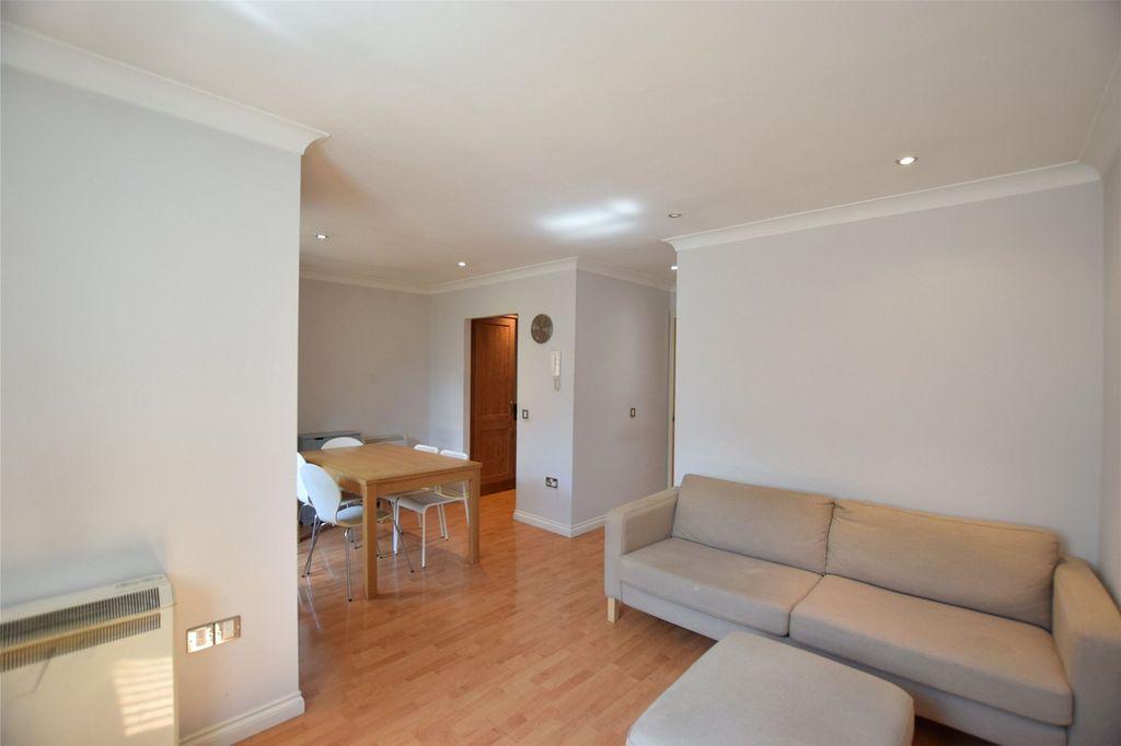 Property photo 3 of 9 Lounge