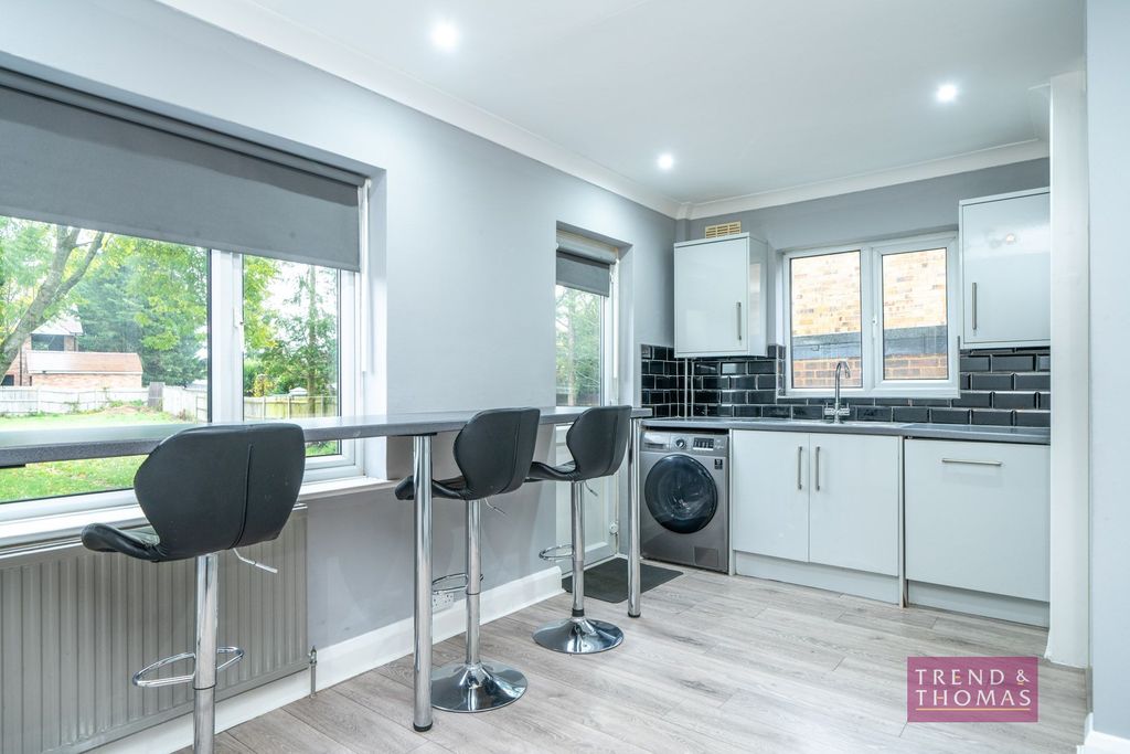 Property photo 3 of 16 Kitchen_Breakfast (3)