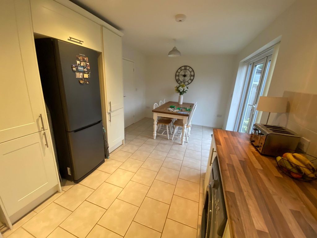 Property photo 3 of 11 Kitchen