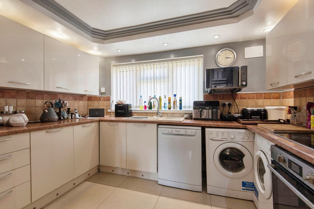 Property photo 3 of 17 Kitchen