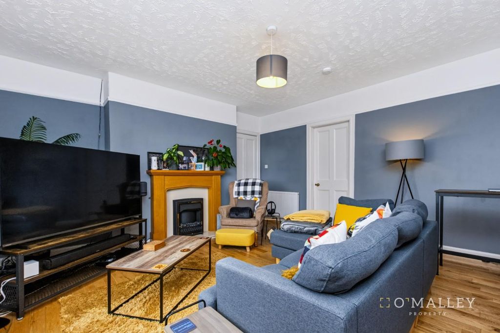 Property photo 3 of 12 Lounge