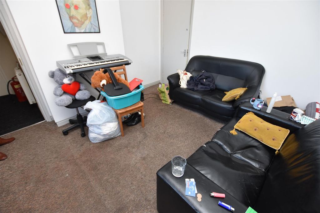 Property photo 3 of 11 Living Room