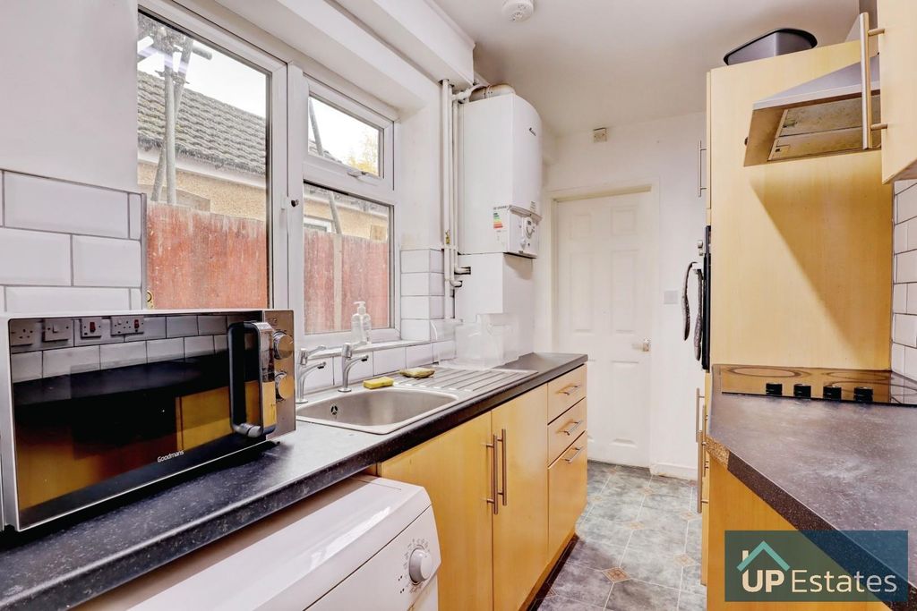 Property photo 3 of 8 Kitchen