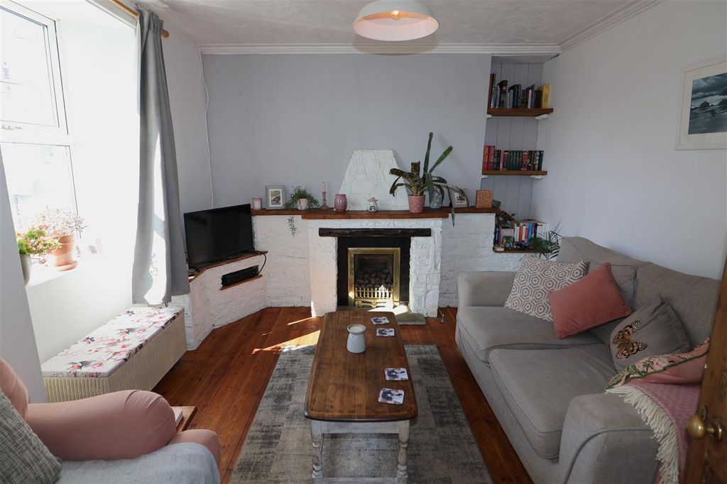 Property photo 3 of 11 Lounge