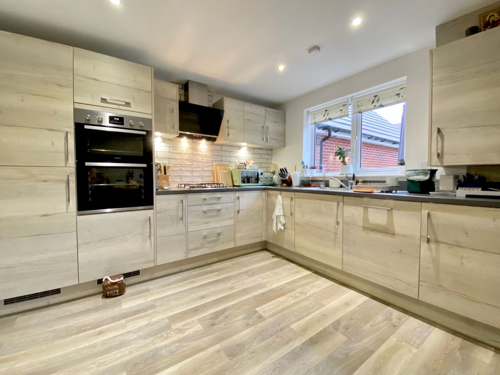 Property photo 3 of 11 Kitchen