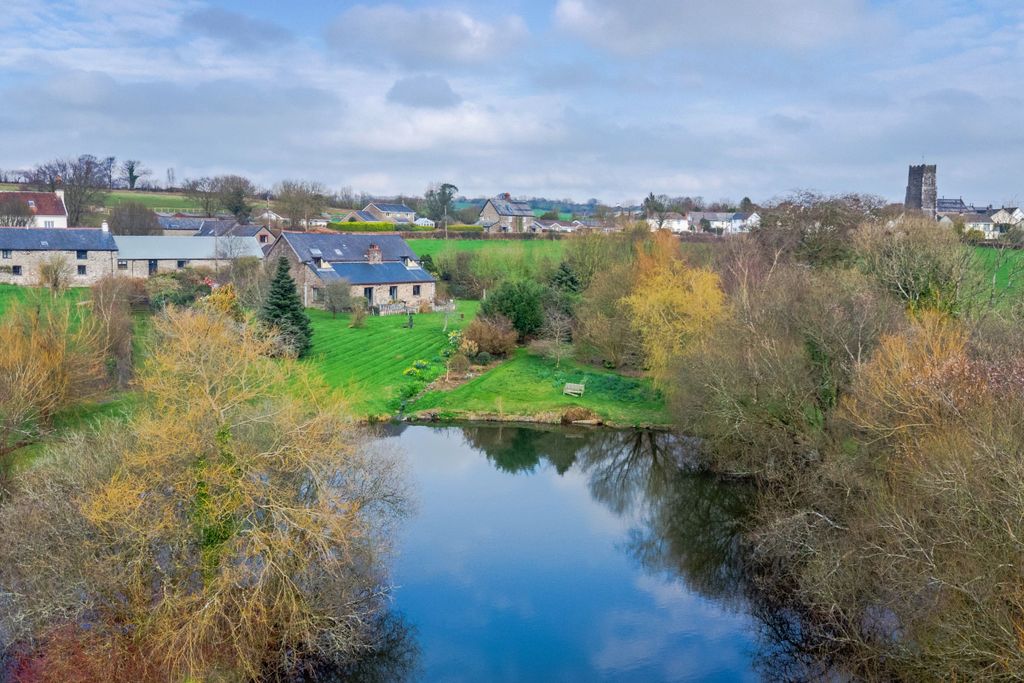 Property photo 2 of 33