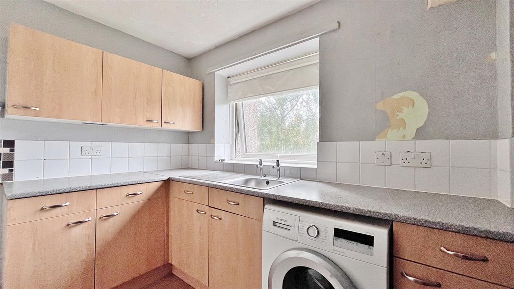 Property photo 3 of 10 Kitchen