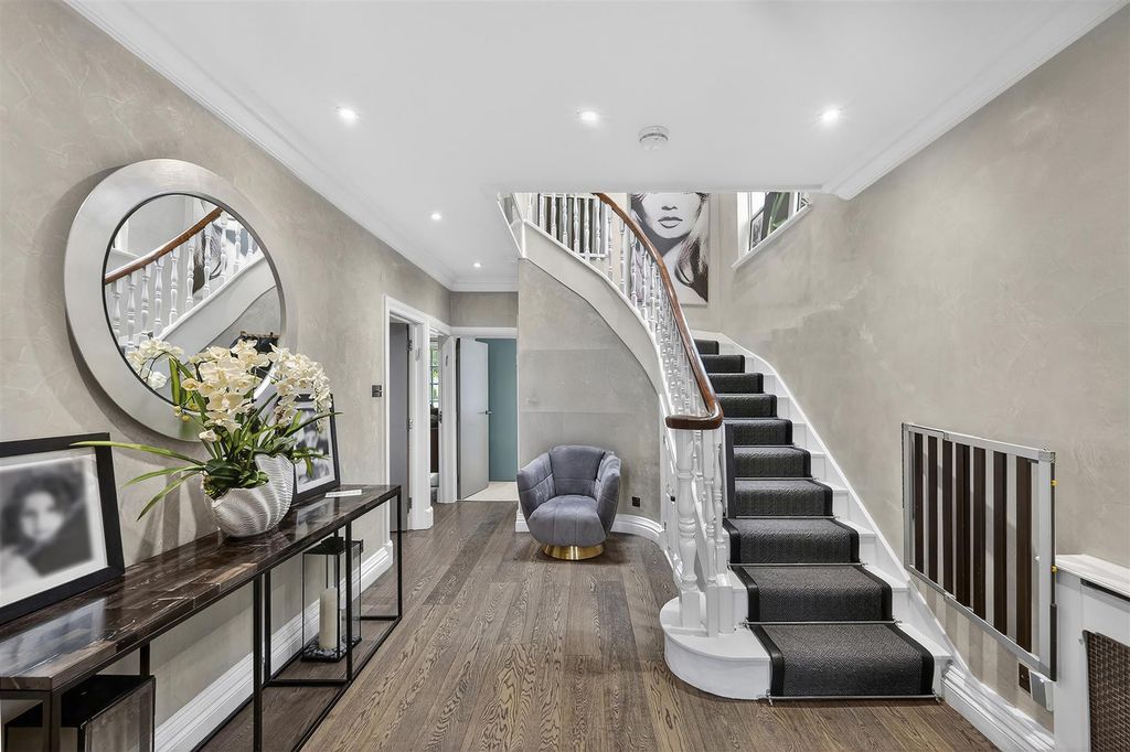 Property photo 2 of 19 Staircase (1).Jpg