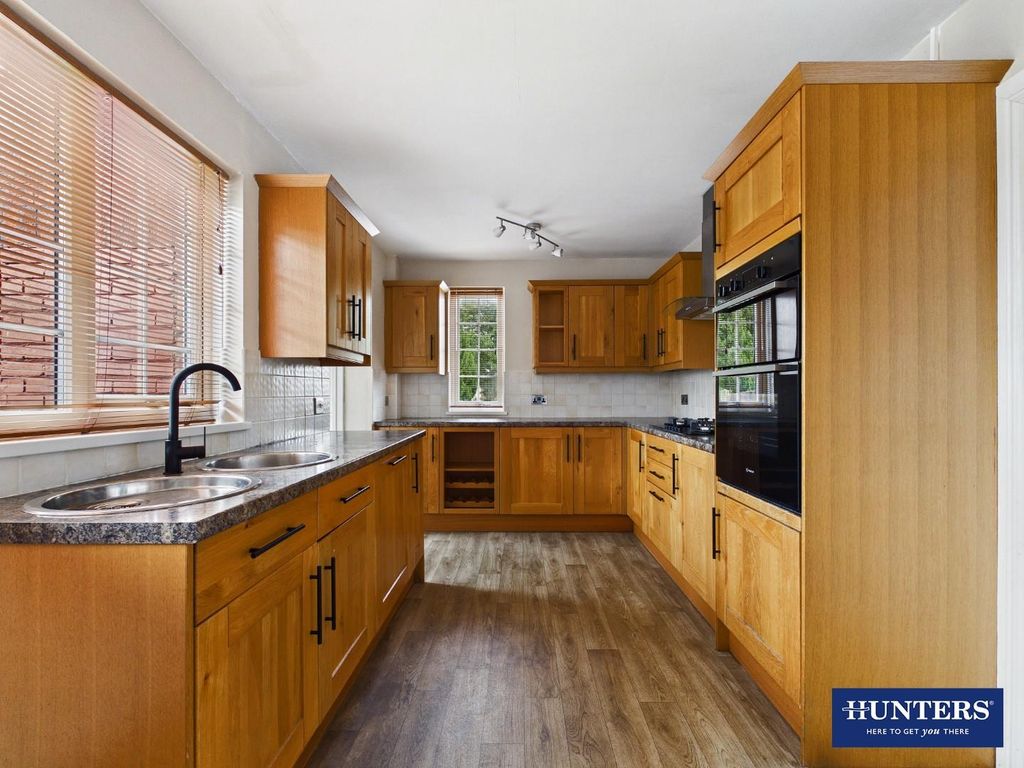 Property photo 2 of 21 Dining Kitchen