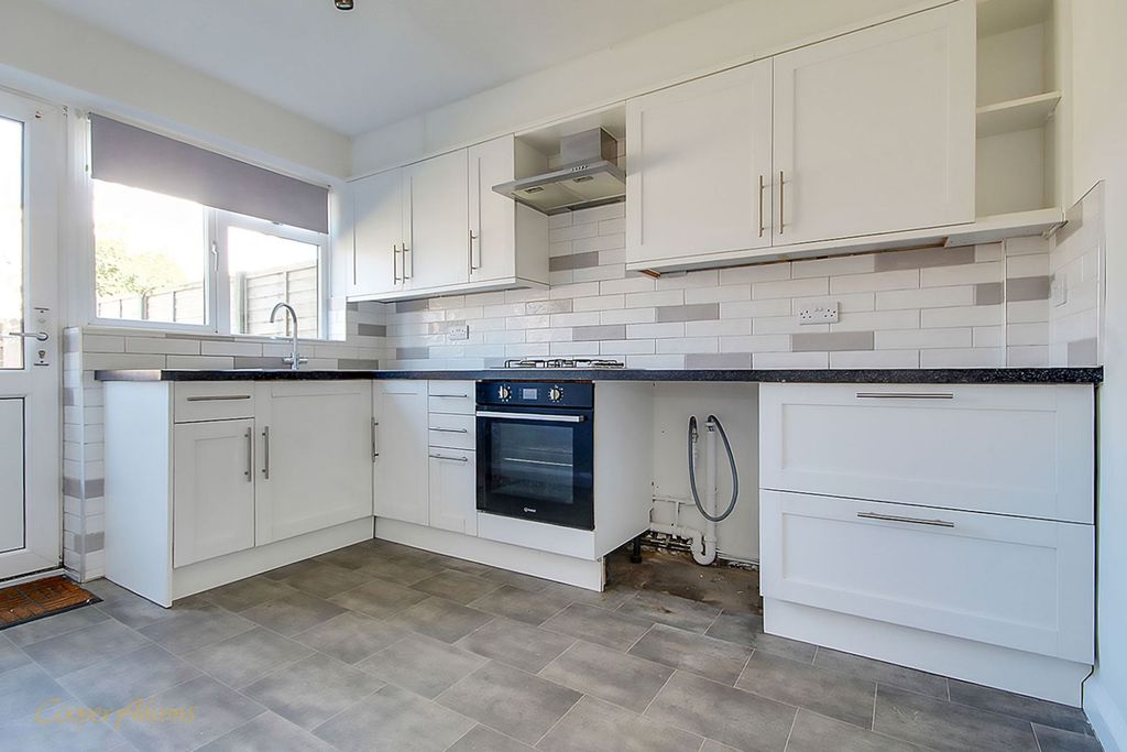 Property photo 3 of 9 Kitchen