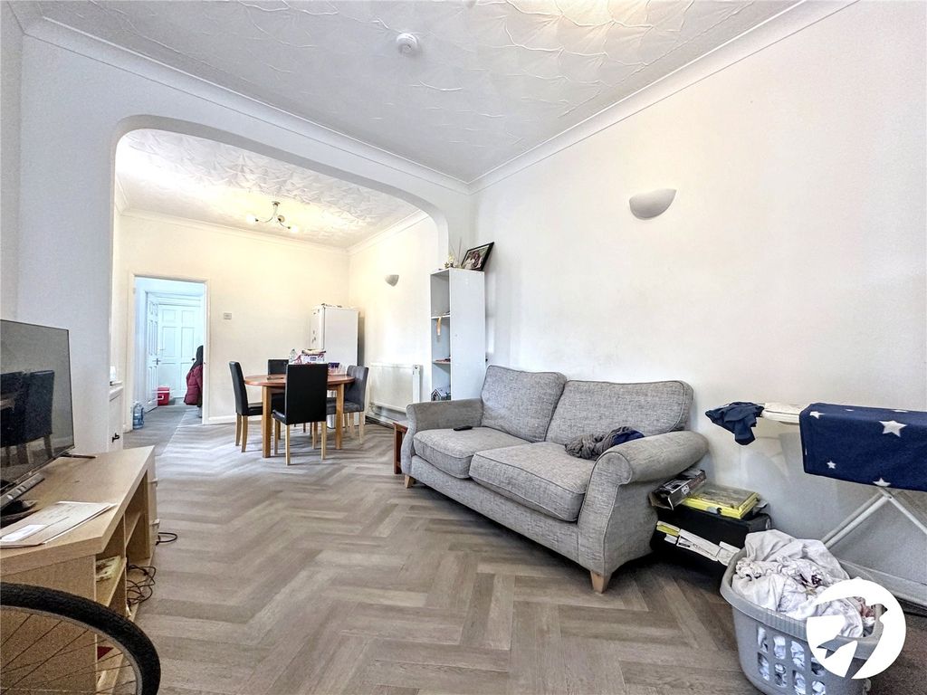Property photo 3 of 11 Lounge
