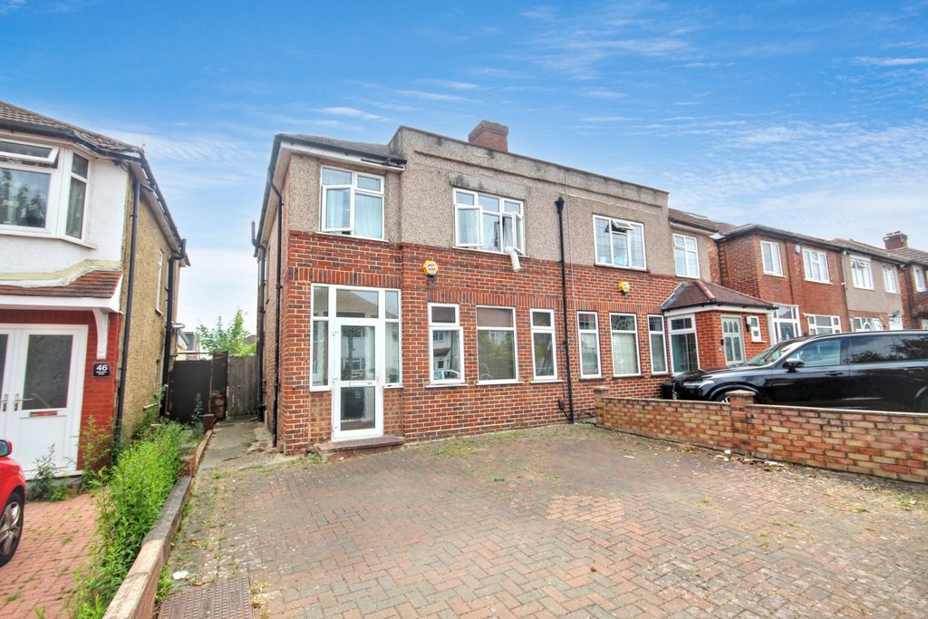 Property photo 1 of 15 Daryngton Drive, Greenford, Middlesex Ub6