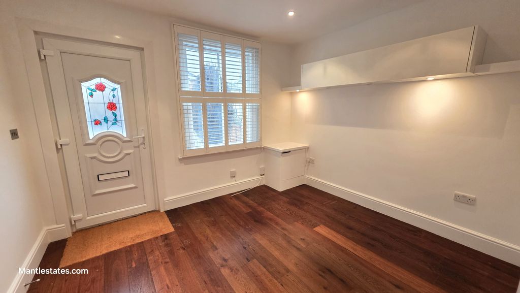 Property photo 3 of 17 Front Reception