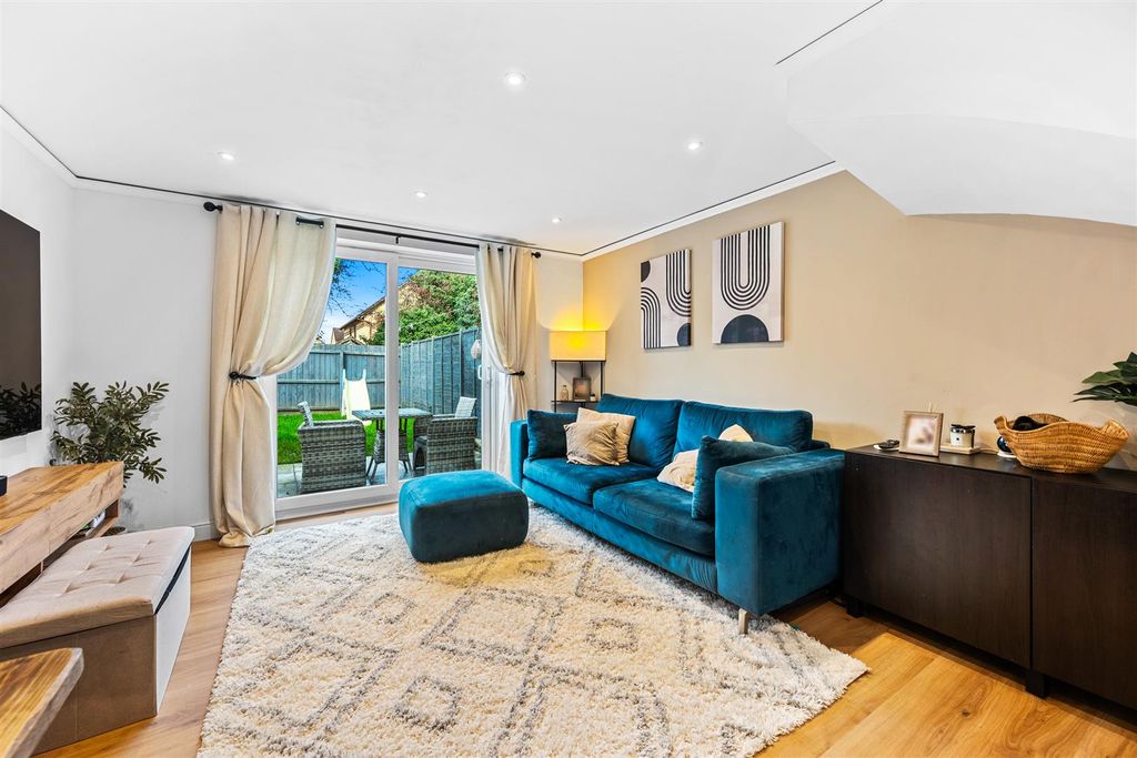 Property photo 3 of 13 6Reimscourtweb17.Jpg