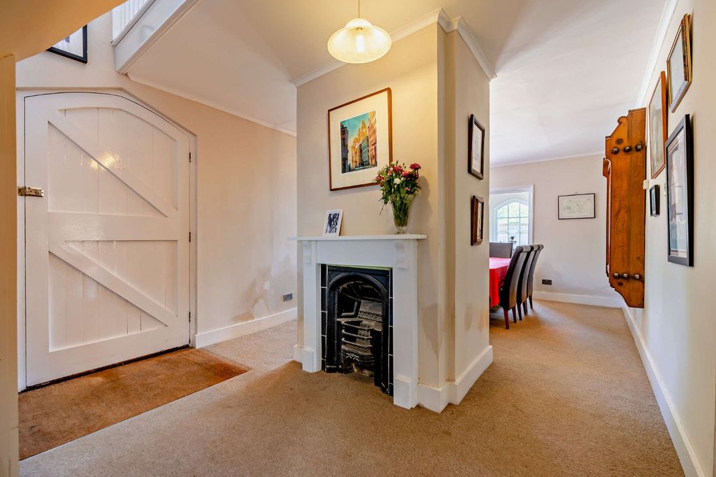 Property photo 3 of 20 Entrance Hall