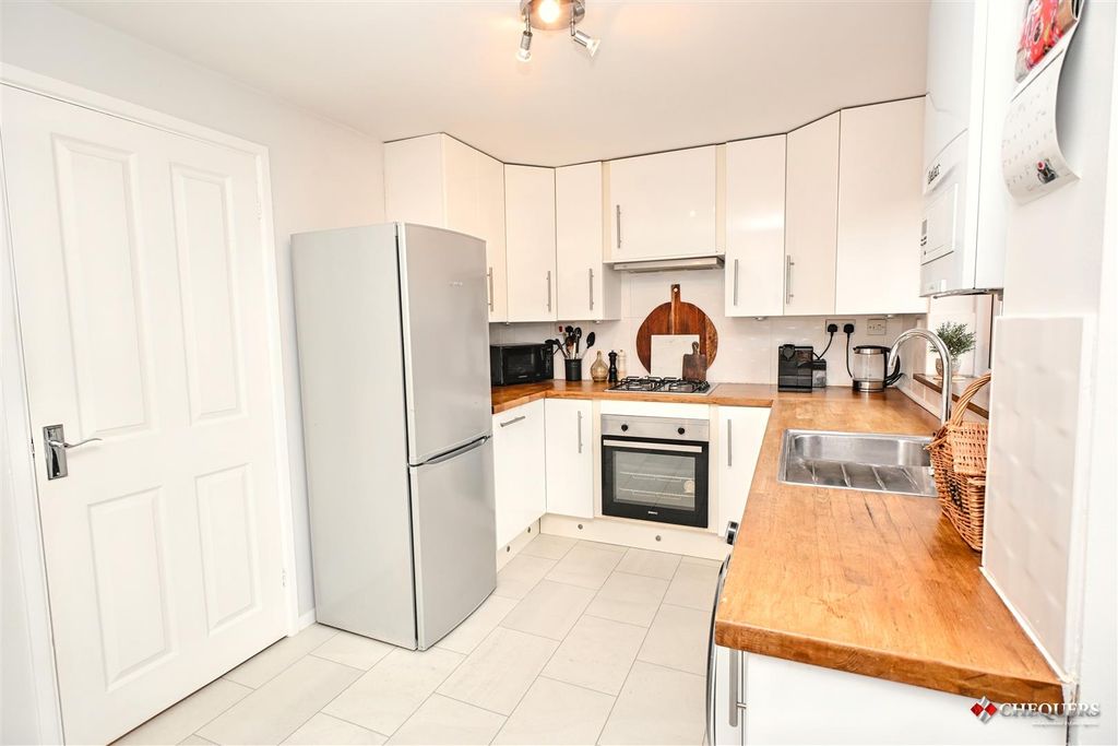 Property photo 3 of 17 Kitchen