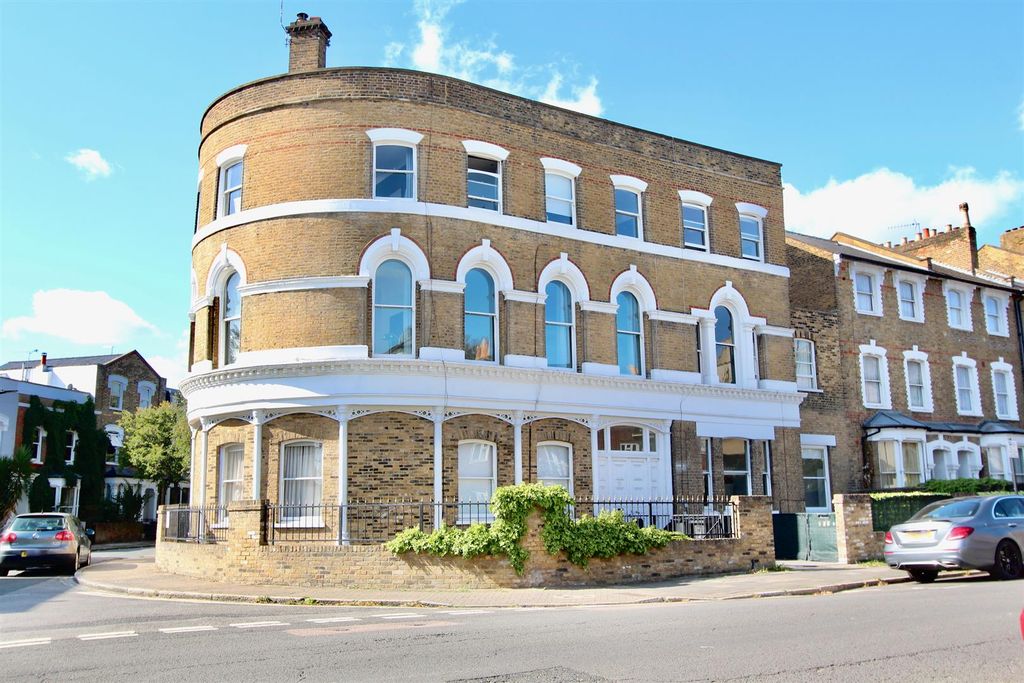 Property photo 2 of 11 Amhurst Road, N16