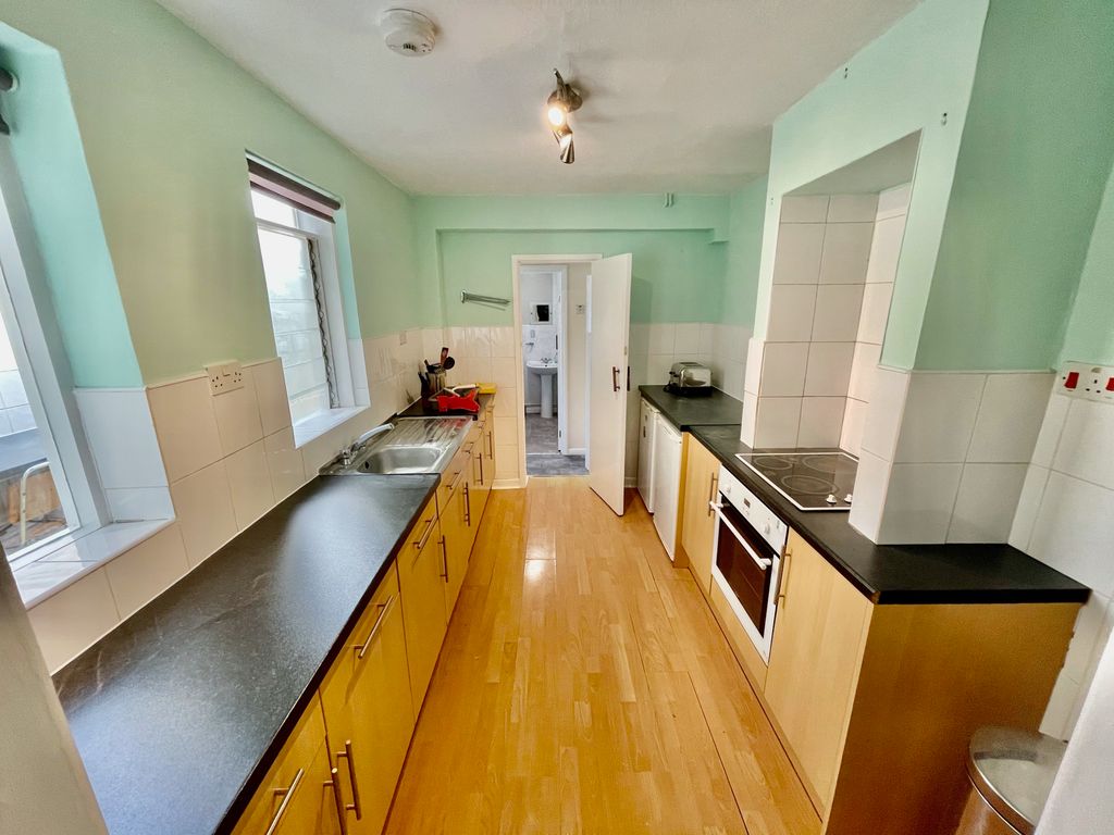 Property photo 3 of 8 Kitchen