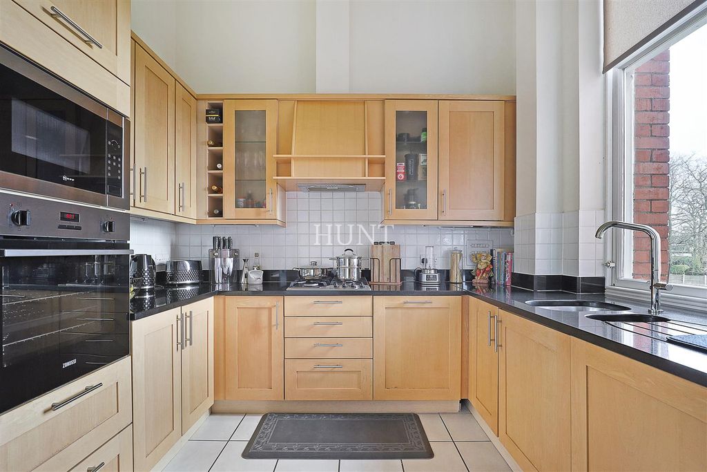 Property photo 2 of 31