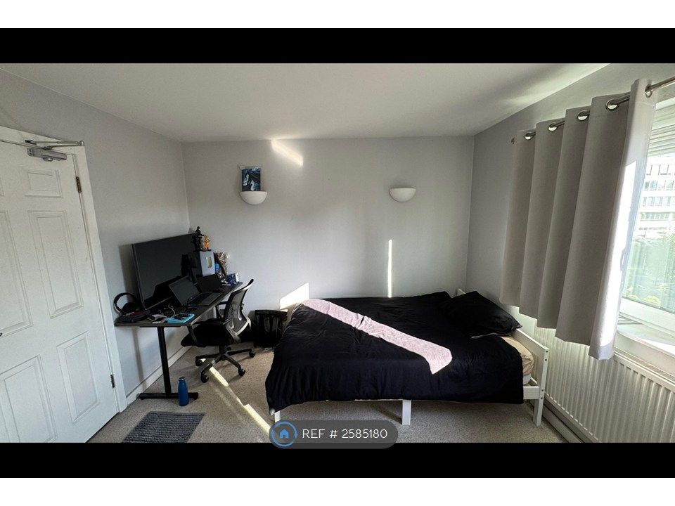 Property photo 3 of 7 Large Room With Working Area